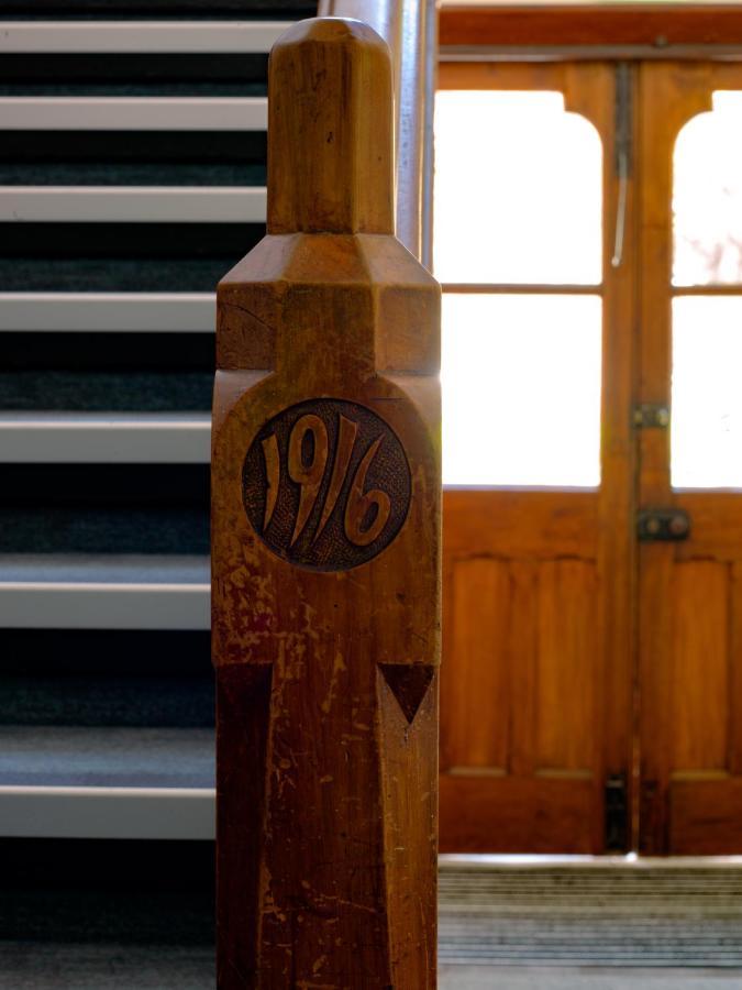 The Observatory Hotel Christchurch Bagian luar foto 1916 carved into a pillar