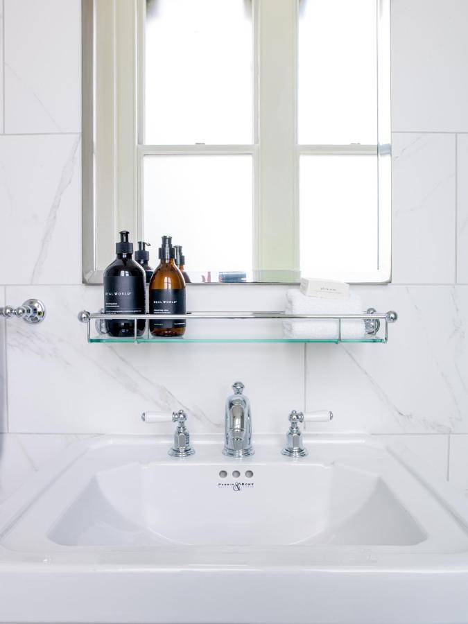 The Observatory Hotel Christchurch Bagian luar foto A glass shelf
