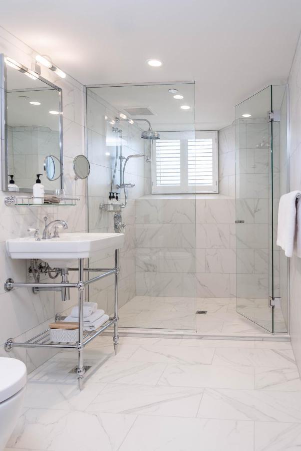 The Observatory Hotel Christchurch Bagian luar foto A shower with a sliding door