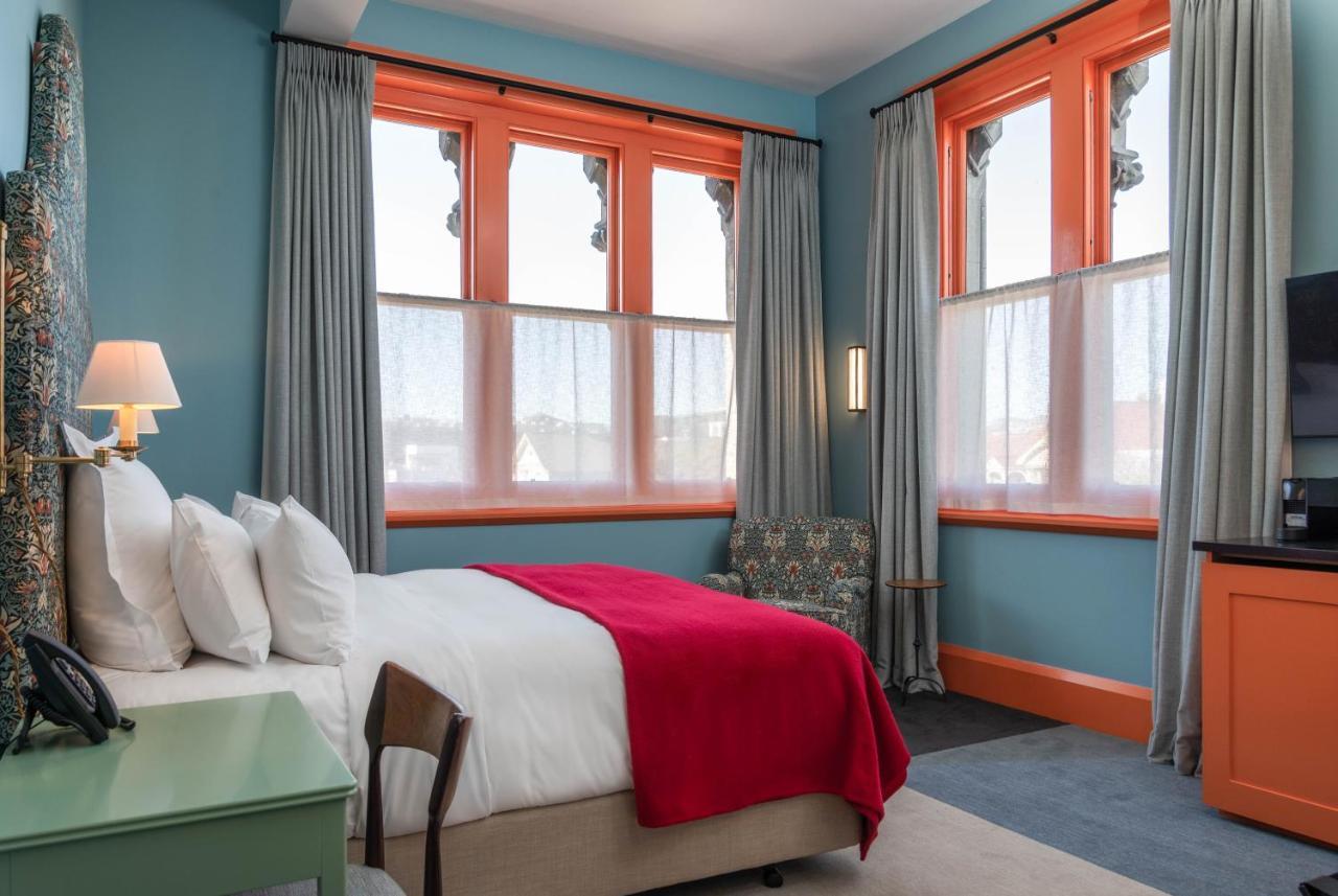 The Observatory Hotel Christchurch Bagian luar foto A guest room at Hotel Valencia
