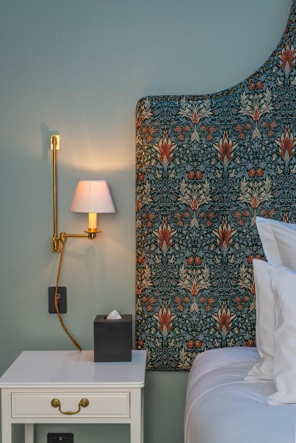 The Observatory Hotel Christchurch Bagian luar foto Curtain in the bedroom of a suite at the Hotel Axelmannstein