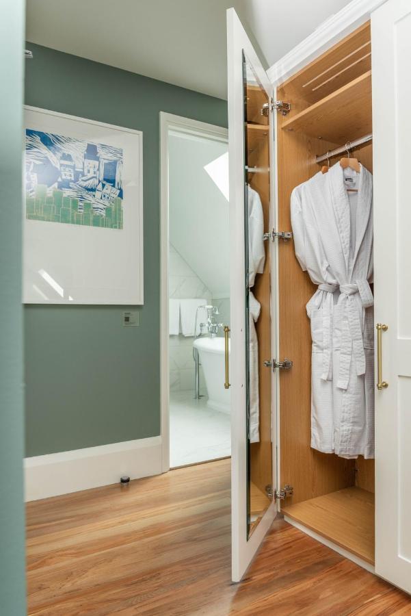 The Observatory Hotel Christchurch Bagian luar foto A bathrobe hanging on a door