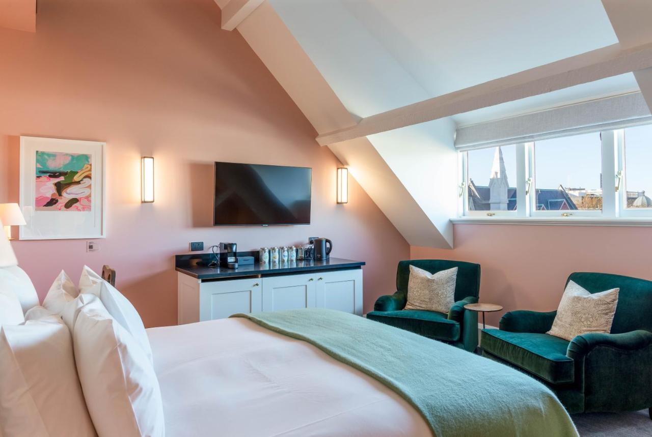The Observatory Hotel Christchurch Bagian luar foto A bedroom at The Ivy Collection