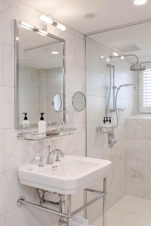 The Observatory Hotel Christchurch Bagian luar foto A shower with a fixed shower head and a handheld shower head