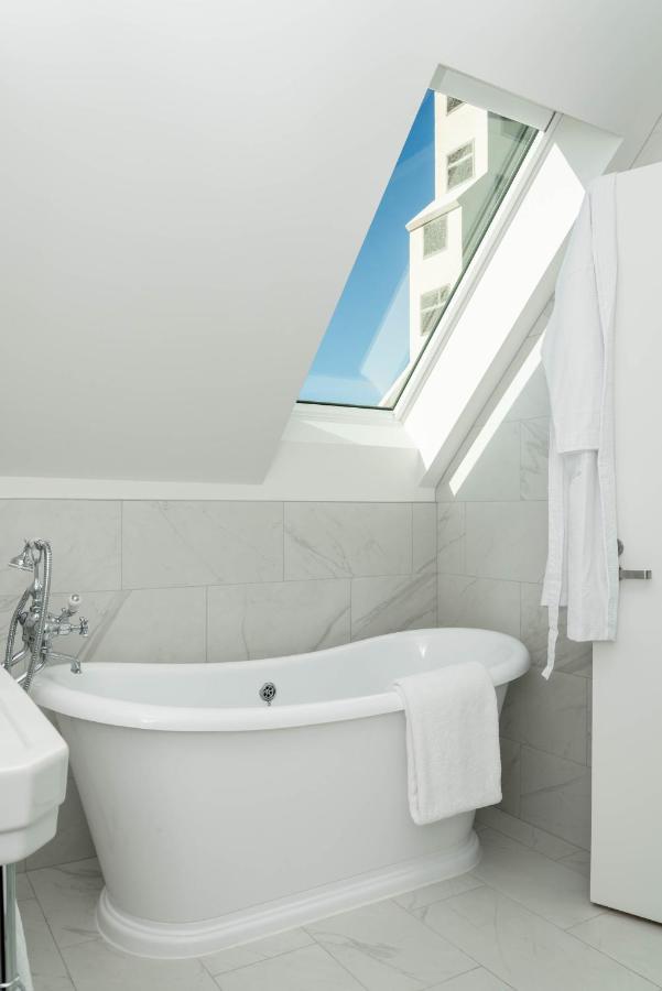 The Observatory Hotel Christchurch Bagian luar foto A fixed skylight in a bathroom